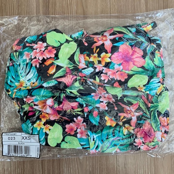 Tommy Bahama Fleur De Flora Twist-Front Underwire Tankini Top in Black - Picture 3 of 6